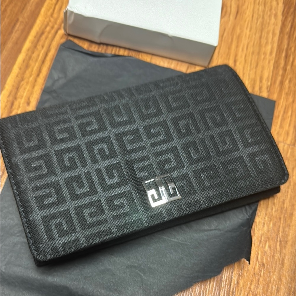 Givenchy set of makeup brushes with case. - Picture 2 of 5